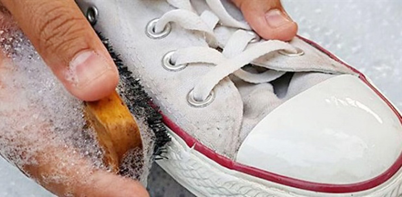 9 Mẹo Giặt Giày Thể Thao Đơn Giản Mà Hiệu Quả Không Ngờ giúp cho bạn giày luôn như mới