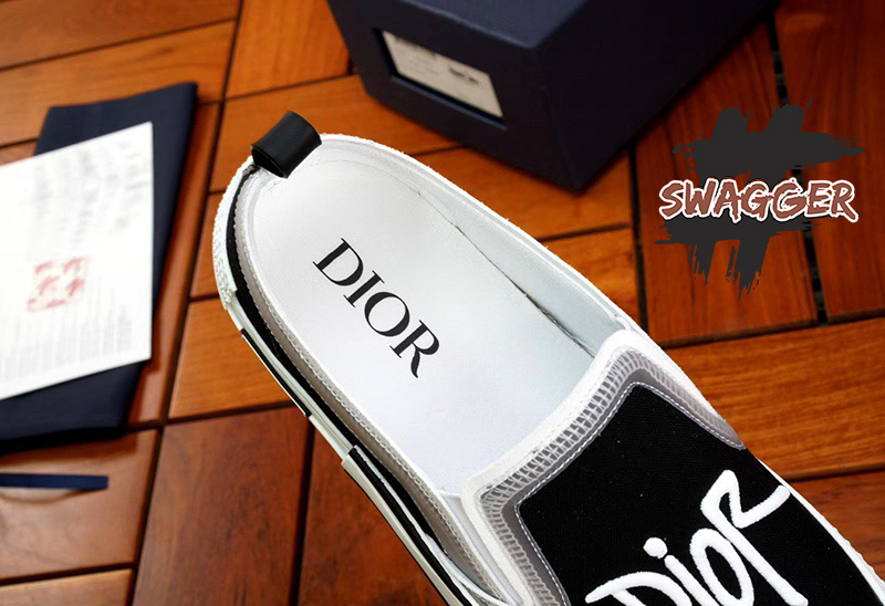 Năm 2020 dior đã thêm một thiết kế mới dựa theo thiết kế của b23 để cho ra mắt đôi giày xỏ ngon dạng giày lười. Nhằm phục vụ những bạn trẻ thích sneaker đơn giản không cần thắt dây giày. Đôi giày này được ra mắt với nhiều bản phối khác nhau. Nhưng bản phối Dior b23 slip on sneaker shawn Canvas Là bản phối đặc biệt được nhiều bạn trẻ lựa chọn vì cách phối đồ độc đáo này.