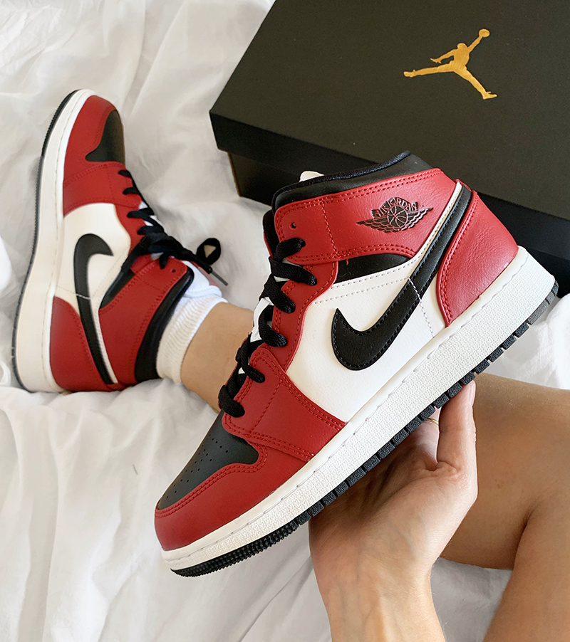 Giày Nike Air Jordan 1 Mid Chính Hãng Giá Bao Nhiêu ?