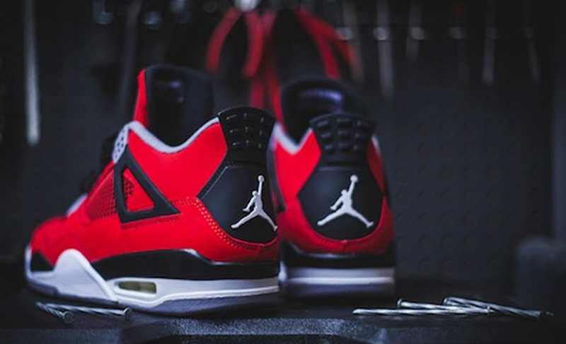 Giày Nike Air Jordan 4 Toro Bravo - Phiên bản Air Jordan thần thánh