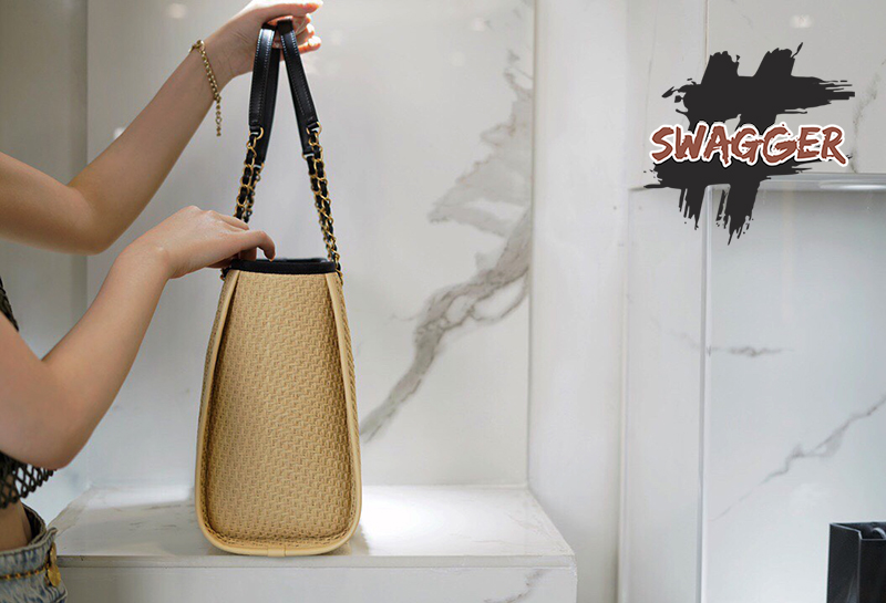 Túi Xách Chanel Large Shopping Bag 2021 Like Authentic sử dụng chất liệu chính hãng vải thô dệt tay kết hợp da bê, kim loại mạ vàng 24k, cam kết chất lượng tốt nhất, best quality bao check