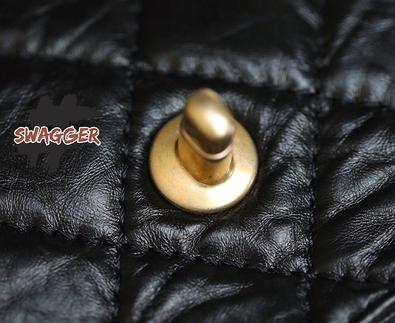 Chanel Flap Bag Aged Calfskin & Gold Tone Metal Black Like Authentic sử dụng chất liệu chính hãng, sản xuất bằng thủ công, tỉ mỉ từng chi tiết một khiến cho sản phẩm chuẩn 99% so với chính hãng, full box và phụ kiện, cam kết chất lượng tốt nhất. hỗ trợ trả góp 0% bằng thẻ tín dụng