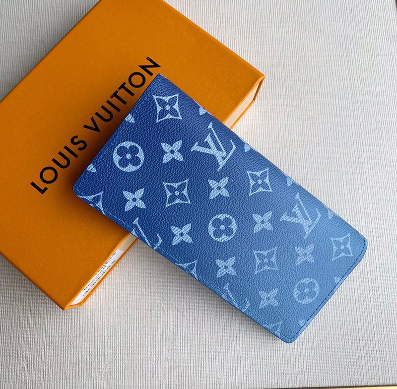 Ví Louis Vuitton Brazza Wallet Monogram Clouds Like Authentic sử dụng chất liệu chính hãng, sản xuất hoàn toàn bằng thủ công, chất lượng tốt nhất hiện nay, full box và phụ kiện