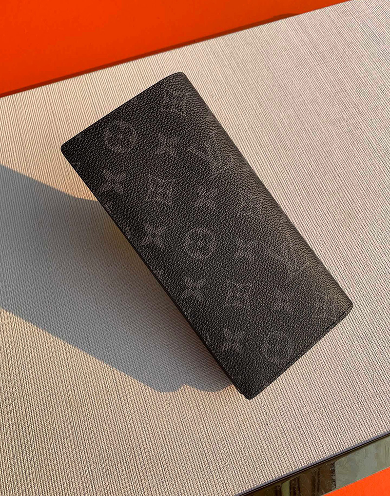 Ví Louis Vuitton Brazza Wallet Monogram Eclipse Like Authentic sử dụng chất liệu chính hãng, sản xuất hoàn toàn bằng thủ công, cam kết chất lượng tốt nhất hiện nay, full box và phụ kiện