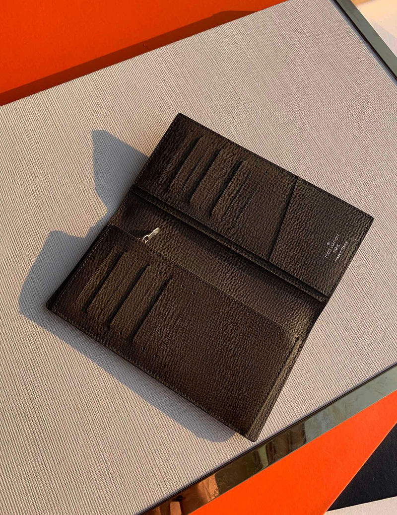 Ví Louis Vuitton Brazza Wallet Monogram Eclipse Like Authentic sử dụng chất liệu chính hãng, sản xuất hoàn toàn bằng thủ công, cam kết chất lượng tốt nhất hiện nay, full box và phụ kiện