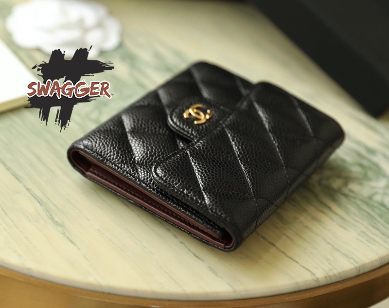 Chanel Clasic Small Flap Wallet Black sử dụng chất liệu chính hãng, sản xuất hoàn toàn bằng thủ công, cam kết chất lượng tốt nhất, full box và phụ kiện