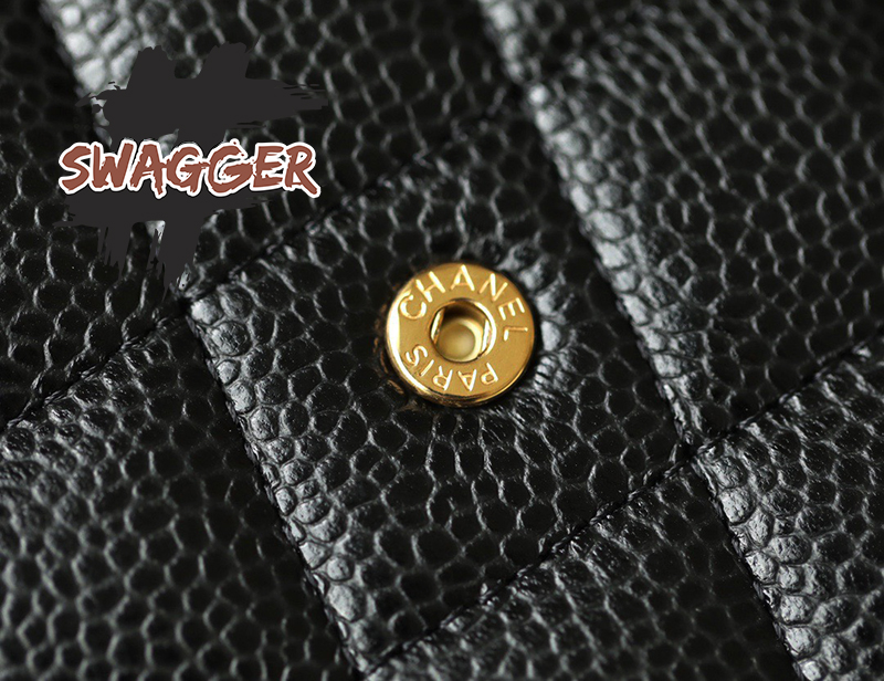 Chanel Clasic Small Flap Wallet Black sử dụng chất liệu chính hãng, sản xuất hoàn toàn bằng thủ công, cam kết chất lượng tốt nhất, full box và phụ kiện