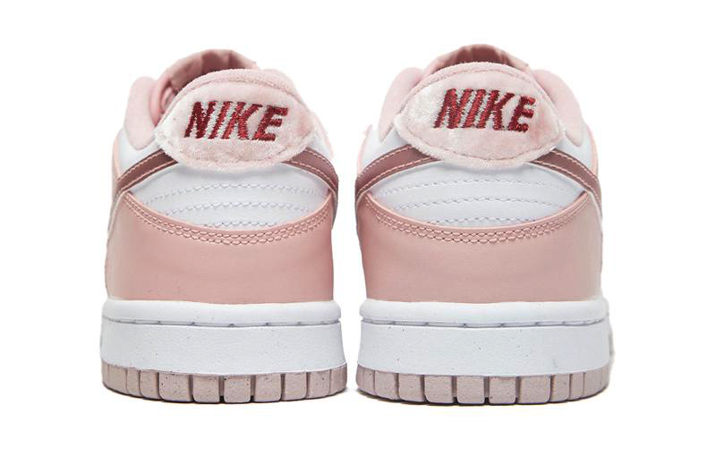Nike Dunk Low Pink Velvet là một trong những sản phẩm sẻ được ra mắt vào cuối năm nay, vì vậy mức giá là một trong những quan tâm lớn của nhiều bạn trẻ, sau đây là thông tin chi tiết về đôi giày này