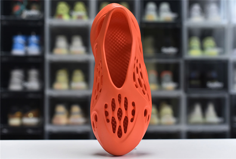 Giày Adidas Yeezy Foam Runner Vermillion là một trong những sản phẩm được thiết kế khá độc đáo của yeezy. hôm nay chúng ta sẻ tìm hiểu chi tiết về đôi giày đặc biệt này