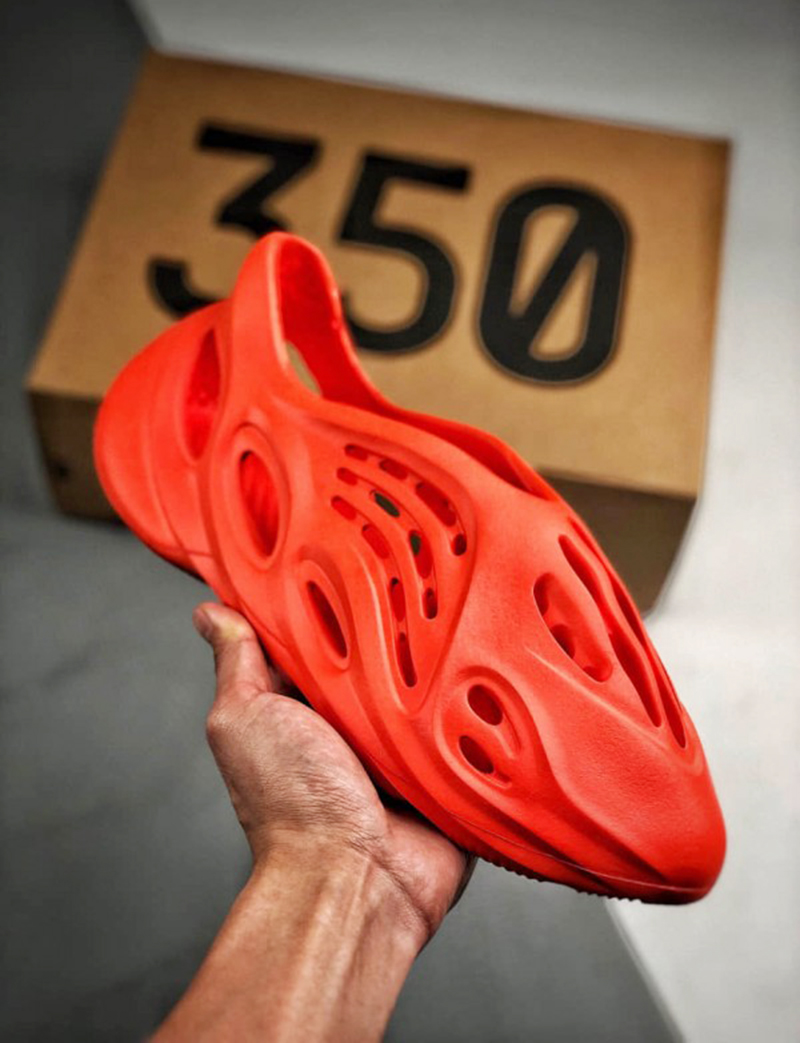 Giày Adidas Yeezy Foam Runner Vermillion là một trong những sản phẩm được thiết kế khá độc đáo của yeezy. hôm nay chúng ta sẻ tìm hiểu chi tiết về đôi giày đặc biệt này