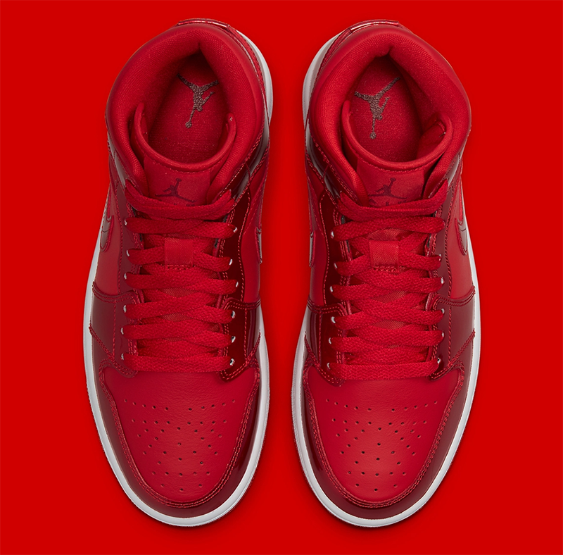 Jordan 1 Mid Pomegranate là một trong những đôi sneaker được ra mắt trong năm 2021, với tông màu đỏ khiến cho đây là một trong những đôi sneaker sẻ được nhiều bạn trẻ lựa chọn