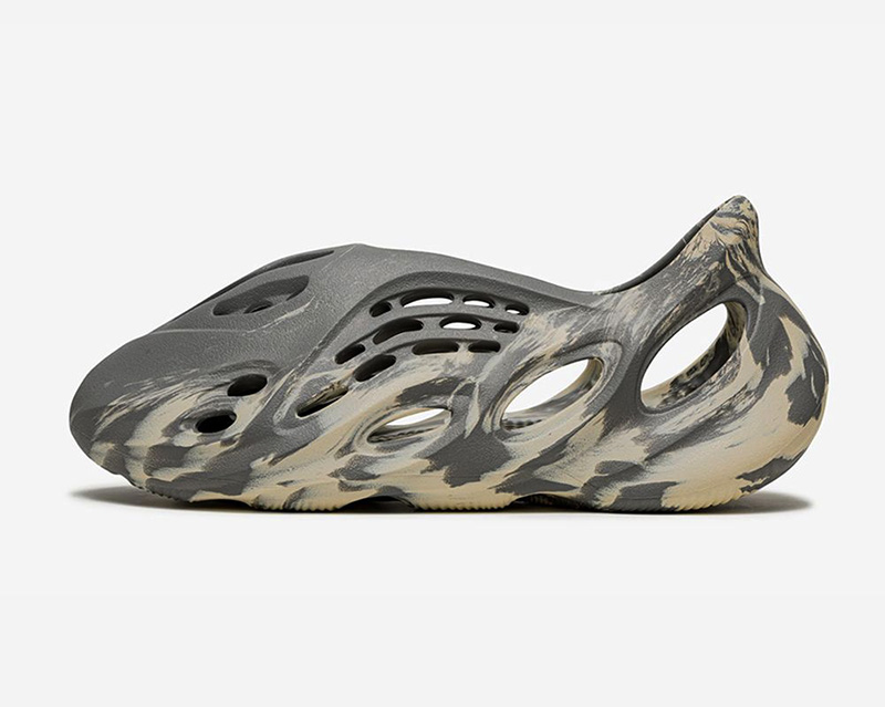 Yeezy Foam Runner MXT Moon Grey là một trong những bản phối mới nhất mà adidas cho ra mắt trong bộ sưu tập yeezy với thiết kế đầy khỳ quái của mình, chúng ta cùng tìm hiểu đôi giày này qua bài viết sau.