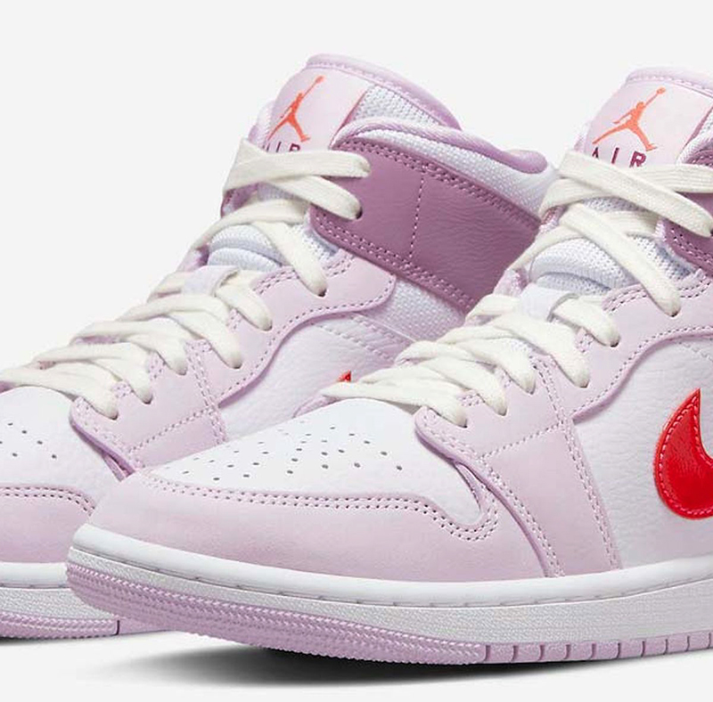 giày nike air Jordan 1 Mid Valentine’s Day là một phiên bản đặc biệt dành riêng cho ngày lễ tình nhân ngày 14/2 hứa hẹn sẻ tạo nên một trong những cơn sốt trong thị trường thời trang sneaker