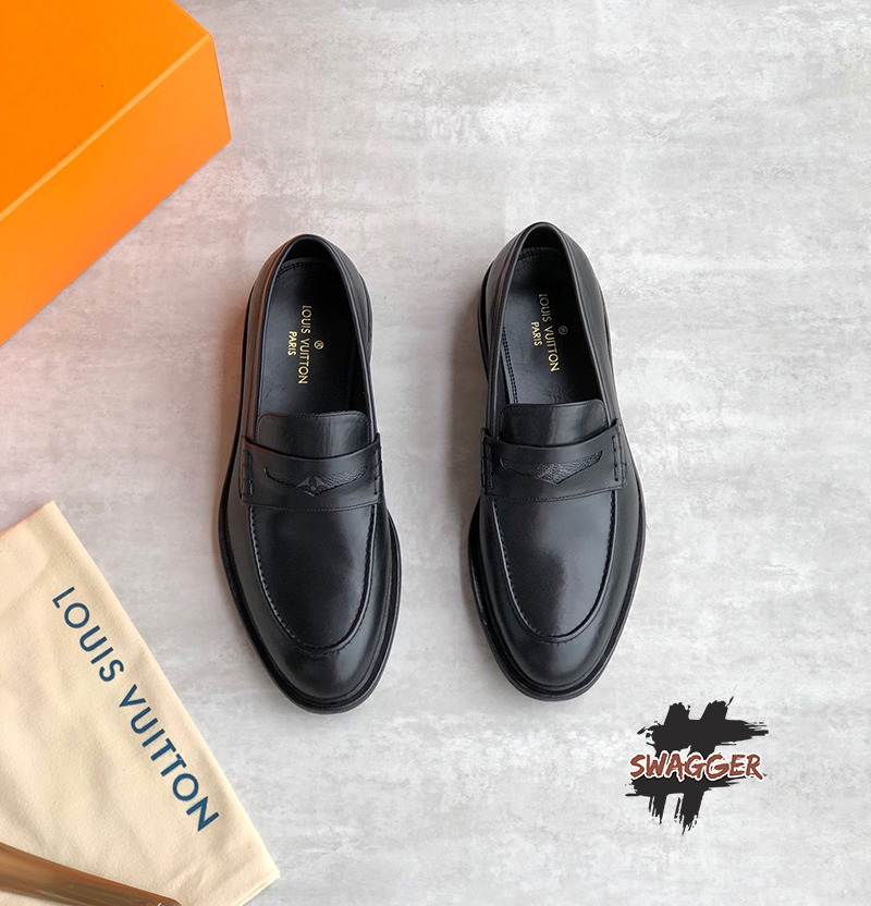 Giày Tây Louis Vuitton Lv Vendome Flex Loafer Black 1A9A9W like authentic sử dụng chất liệu da bê nguyên bản như chính hãng, được làm thủ công, chuẩn 99% so với chính hãng, full box và phụ kiện cam kết chất lượng tốt nhất