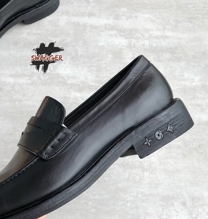Giày Tây Louis Vuitton Lv Vendome Flex Loafer Black 1A9A9W like authentic sử dụng chất liệu da bê nguyên bản như chính hãng, được làm thủ công, chuẩn 99% so với chính hãng, full box và phụ kiện cam kết chất lượng tốt nhất