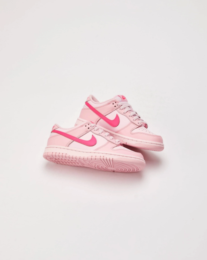 Khám Phá Thiết Kế Đôi Nike Dunk Low Triple Pink Của Phái Nữ với thiết kế có màu sắc nhẹ nhàng phù hợp với phải nữ, vì vậy đôi giày này khả năng sẻ được nhiều bạn trẻ yêu thích và lựa chọn