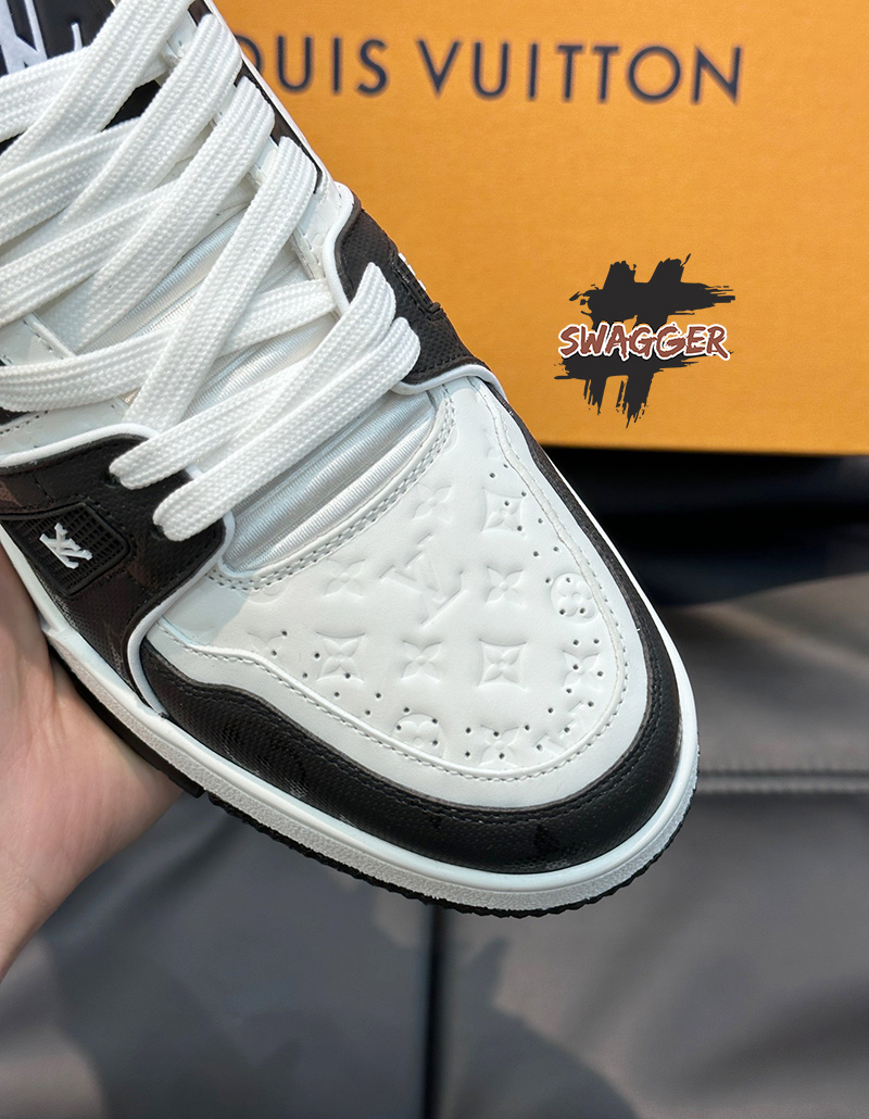 Giày Lv Trainer Sneaker #54 Black White Like Authentic chuẩn 99% so với chính hãng, cam kết chất lượng tốt nhất, sử dụng chất liệu nguyên bản như chính hãng, full box và phụ kiện, hỗ trợ trả góp bằng thẻ tín dụng
