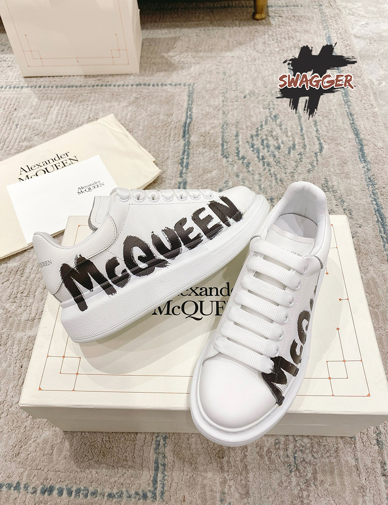 Giày Alexander Mcqueen White Logo Mcqueen chất lượng like authentic cam kết chất lượng tốt nhất chuẩn 99% so với chính hãng, sử dụng chất liệu da bê, full box và phụ kiện, hỗ trợ trả góp bằng thẻ tín dụng