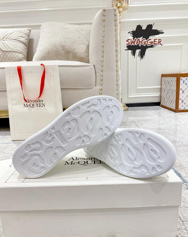 Giày Alexander Mcqueen White Logo Mcqueen chất lượng like authentic cam kết chất lượng tốt nhất chuẩn 99% so với chính hãng, sử dụng chất liệu da bê, full box và phụ kiện, hỗ trợ trả góp bằng thẻ tín dụng