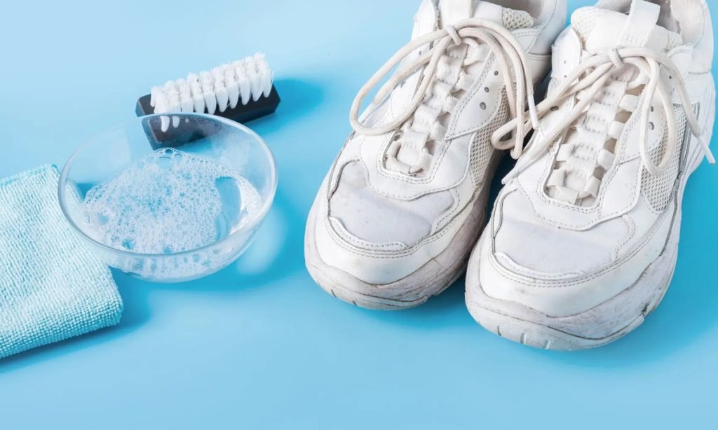 có nên giặt giày bằng bột giặt không ? cách giặt giày giúp giày luôn như mới