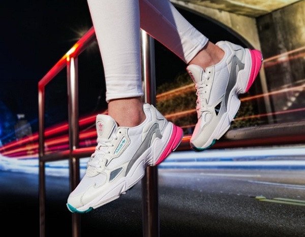 Adidas Falcon W với bản phối màu lạ mắt