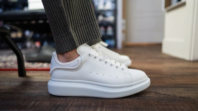 Alexander McQueen Oversized Sneakers trắng với đế dày