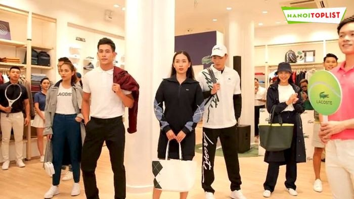 Áo polo Lacoste biểu tượng với logo cá sấu xanh, phong cách thời trang năng động