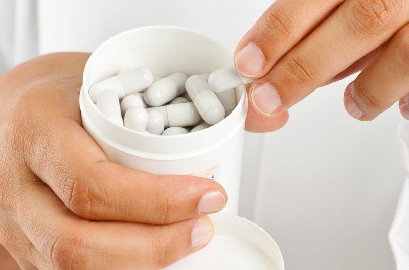 Bác sĩ đang tư vấn về việc sử dụng viên uống sụn cá mập an toàn cho sức khỏe