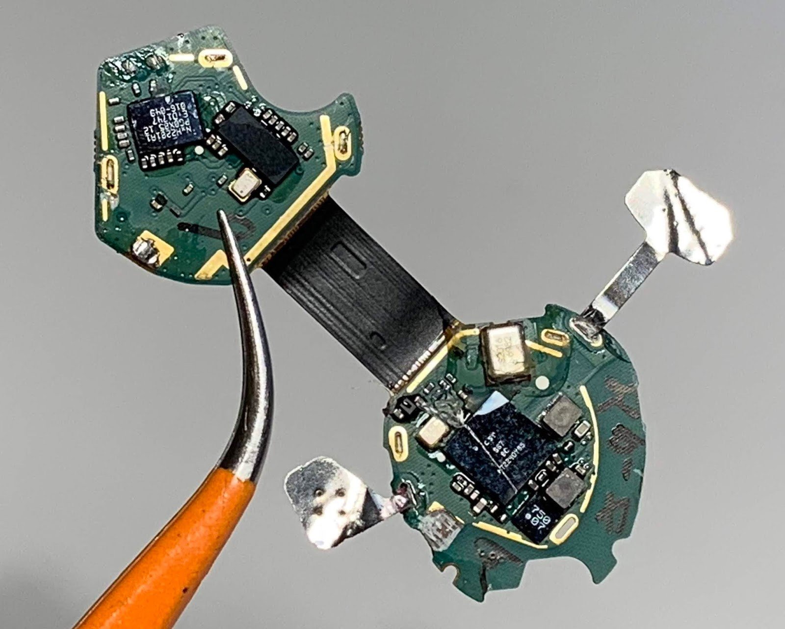 Bảng mạch PCB của tai nghe trái **b&amp;o e8**, hiển thị chip NxH2281A1, Cypress và Dialog Codec.