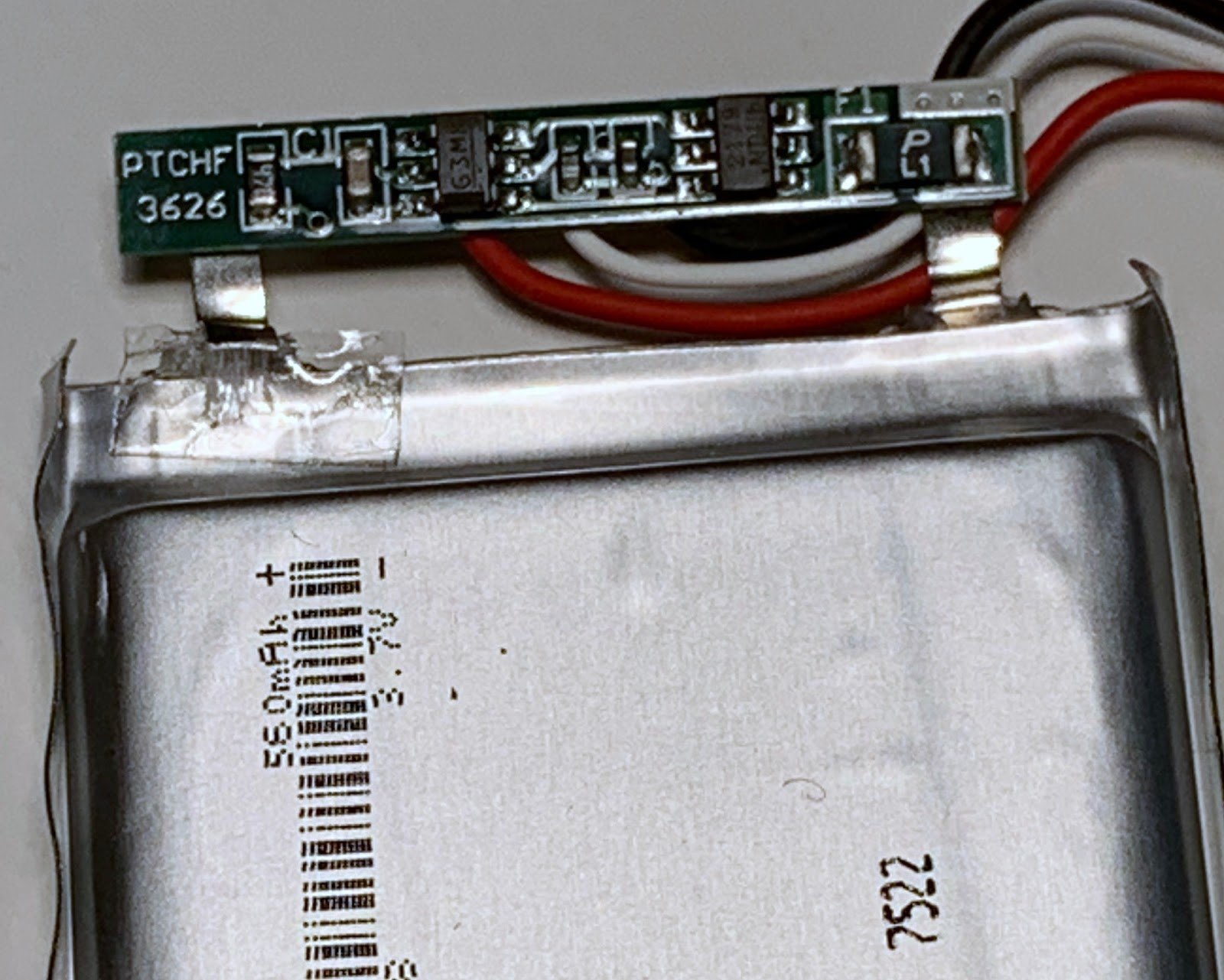 Bên trong hộp sạc **b&amp;o e8** sau khi tháo rời, cho thấy cấu trúc và linh kiện pin.