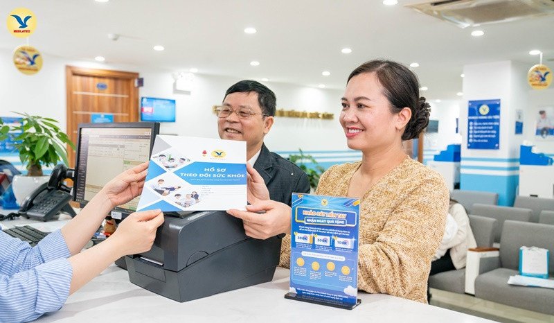 Bệnh nhân đang được bác sĩ thăm khám, khuyến nghị đi khám khi có dấu hiệu bất thường về sức khỏe