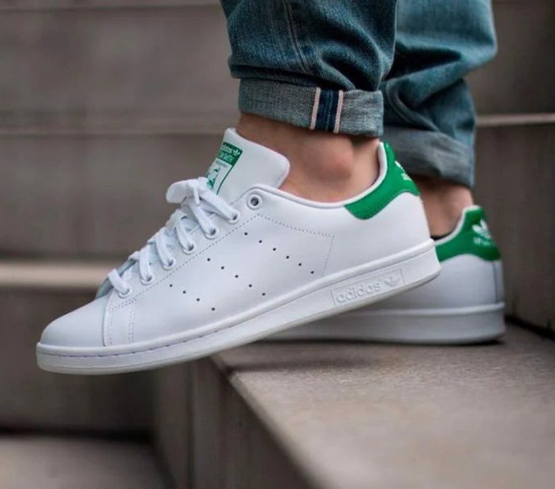 Biểu tượng thương hiệu Adidas nổi bật, đại diện cho adidas việt nam!