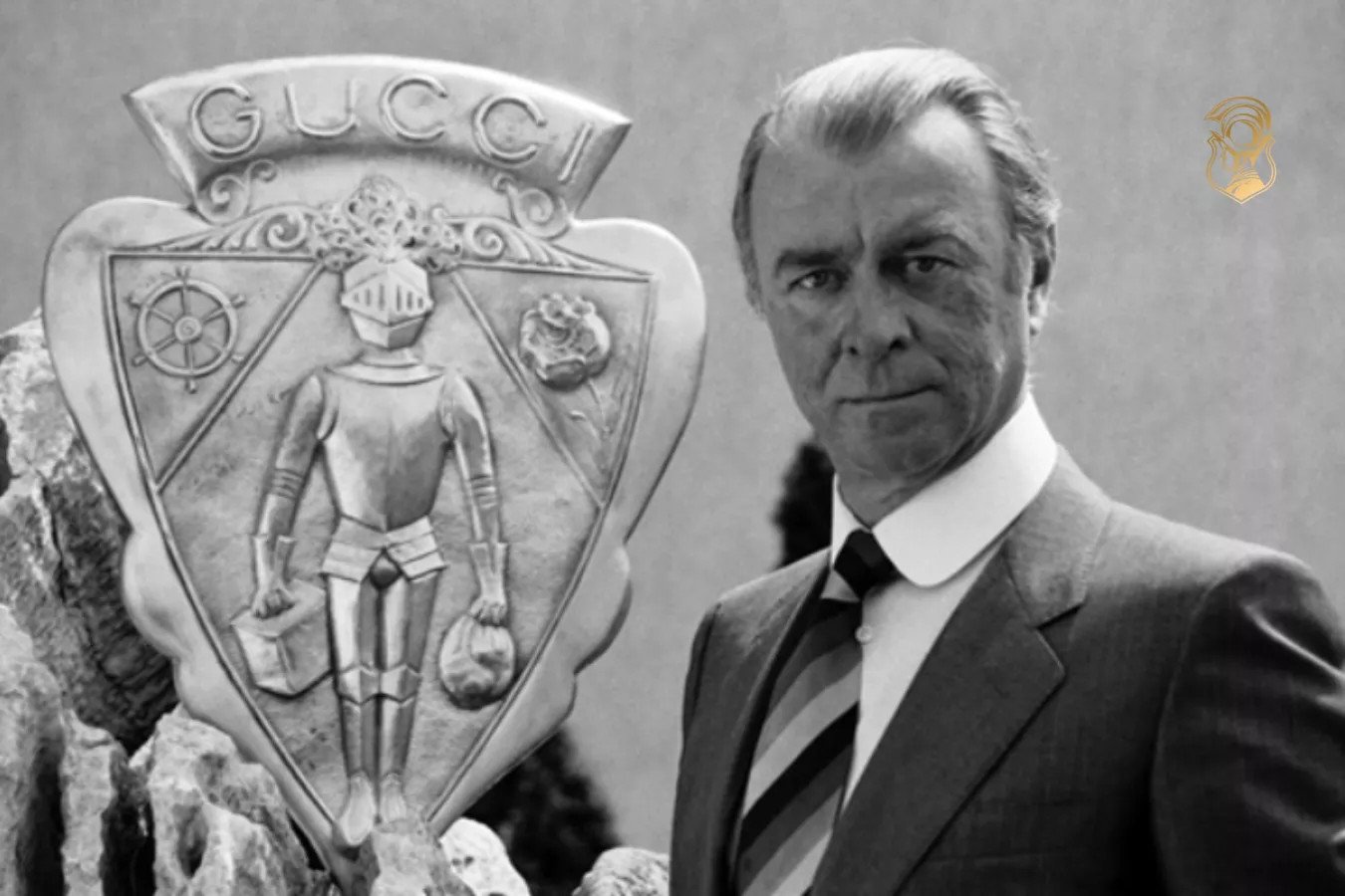 Biểu tượng thương hiệu Gucci trên nền da, gợi nhắc lịch sử thành lập năm 1921.