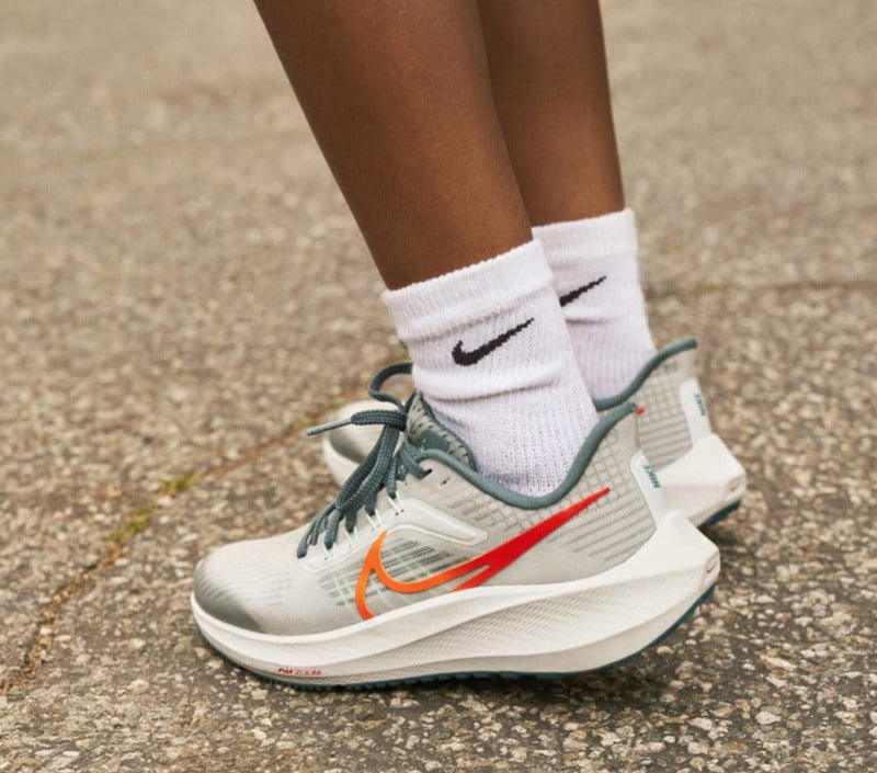 Biểu tượng thương hiệu Nike, tập đoàn giày và thời trang thể thao toàn cầu