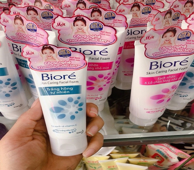 Bộ sưu tập đa dạng các loại sữa rửa mặt Biore với nhiều công dụng khác nhau, từ làm sạch sâu đến ngừa mụn.
