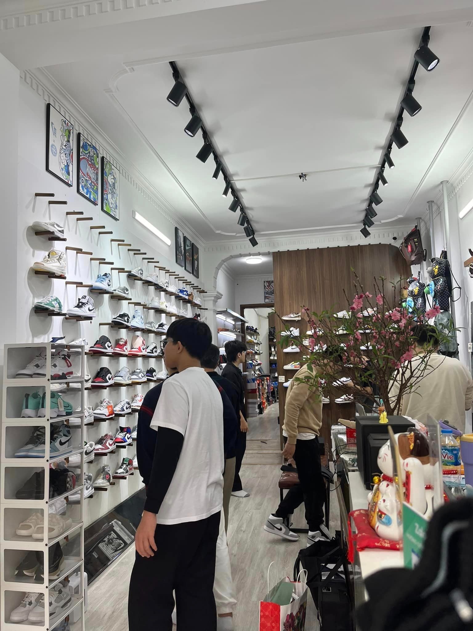 Bộ sưu tập giày Nike nam đẹp tại cửa hàng, không gian trưng bày các mẫu sneaker Nike nam đa dạng