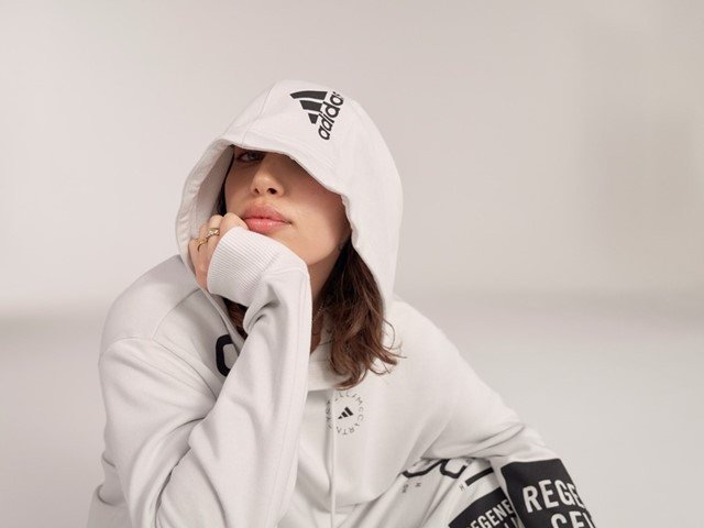Bộ tracksuit adidas by Stella McCartney Made to Be Remade bền vững