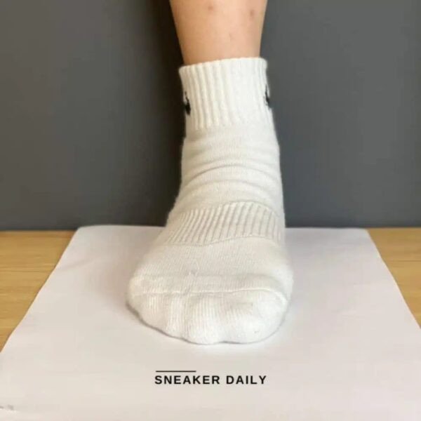 Bước 1 trong quy trình đo chiều dài chân để chọn size dép Adidas chuẩn