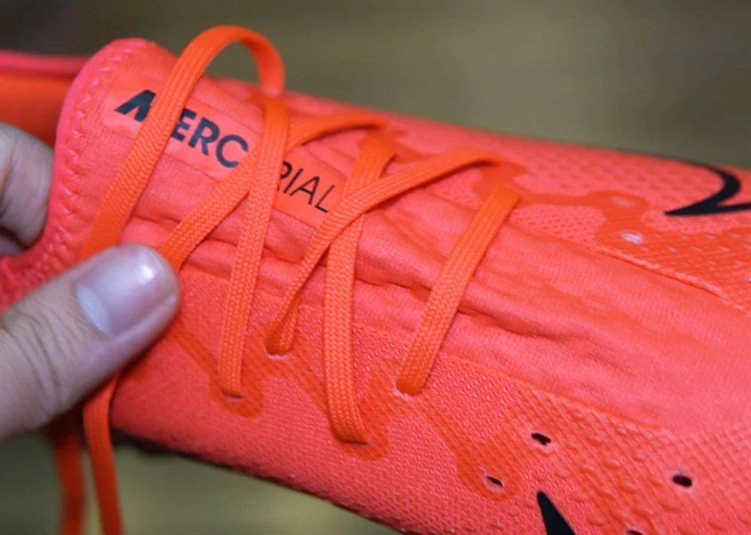 cách xỏ dây giày đá bóng 12 lỗ kiểu Dani Alves