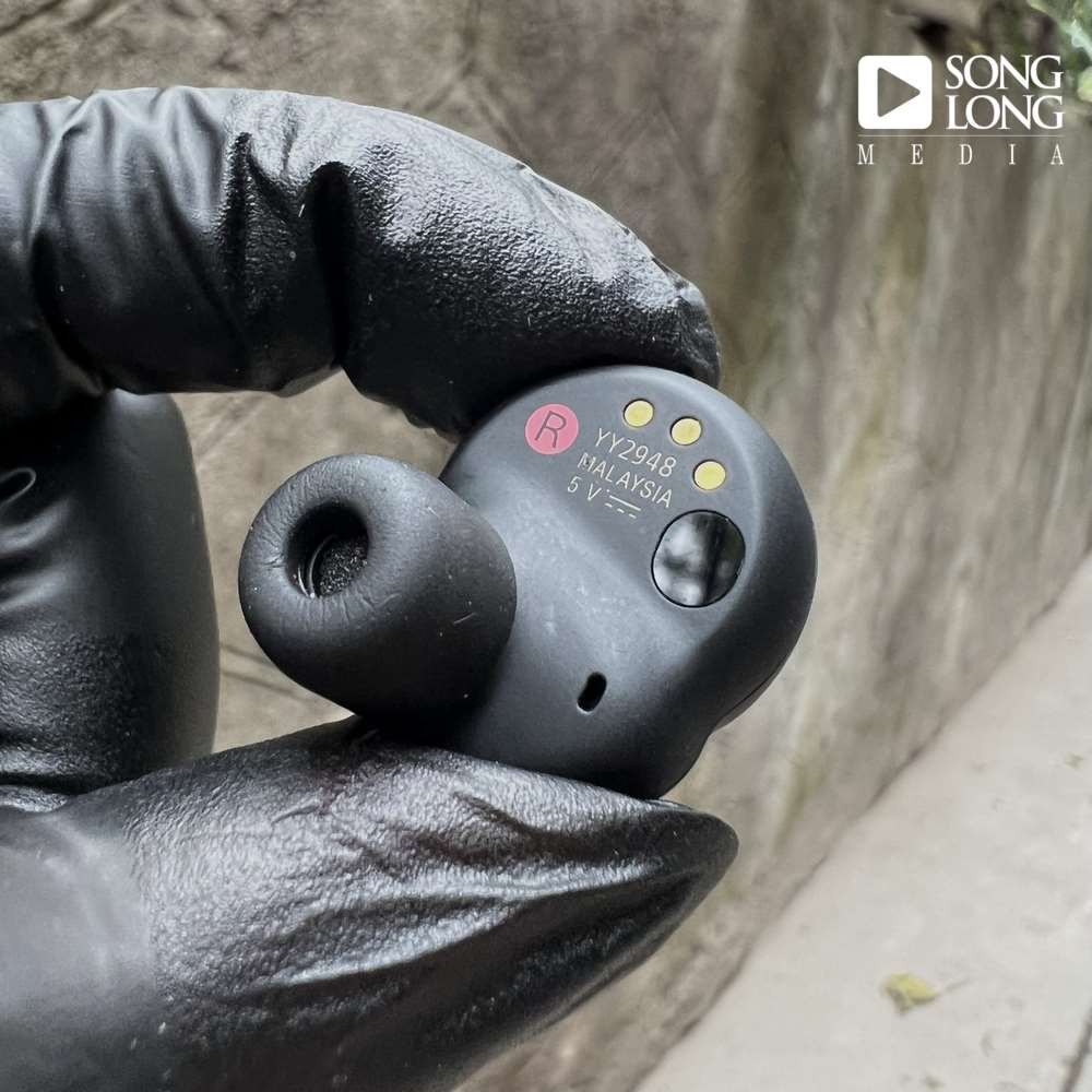 Cảm biến tiệm cận trên tai nghe Sony WF-1000XM4 cũ tự động dừng nhạc khi tháo tai, tăng tiện ích sử dụng.