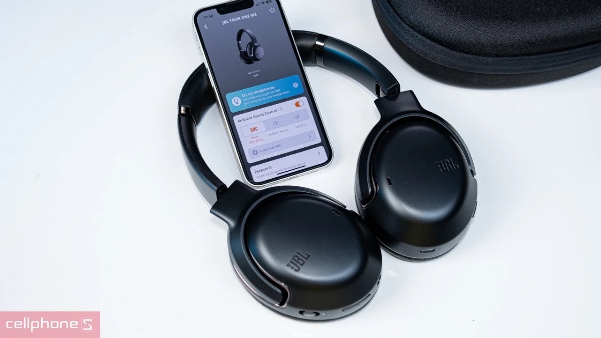 Cảm nhận thoải mái khi đeo tai nghe bluetooth JBL chính hãng