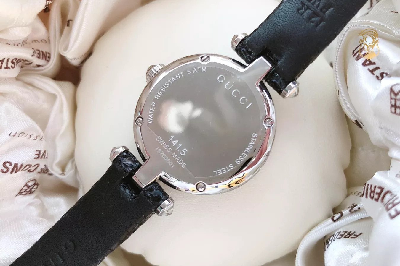 Cận cảnh bộ máy Swiss Made chất lượng cao bên trong đồng hồ Gucci nam chính hãng.