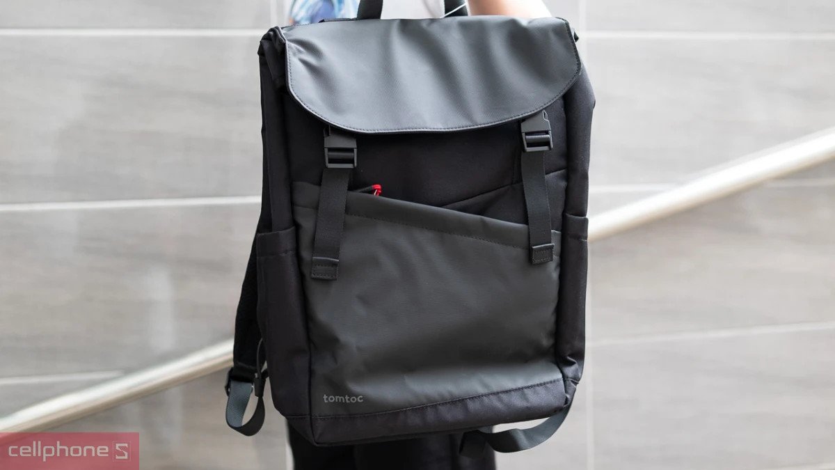 Cận cảnh chất liệu cao cấp và đường may tỉ mỉ của một chiếc túi chống sốc laptop 13 inch