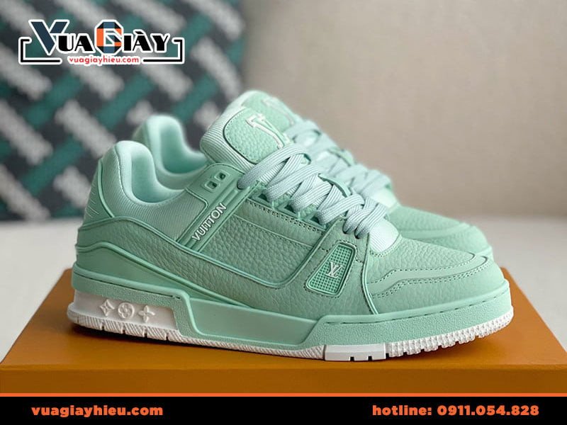 Cận cảnh chi tiết logo Louis Vuitton trên lưỡi gà của một đôi giày LV Trainer sneaker Rep 1:1