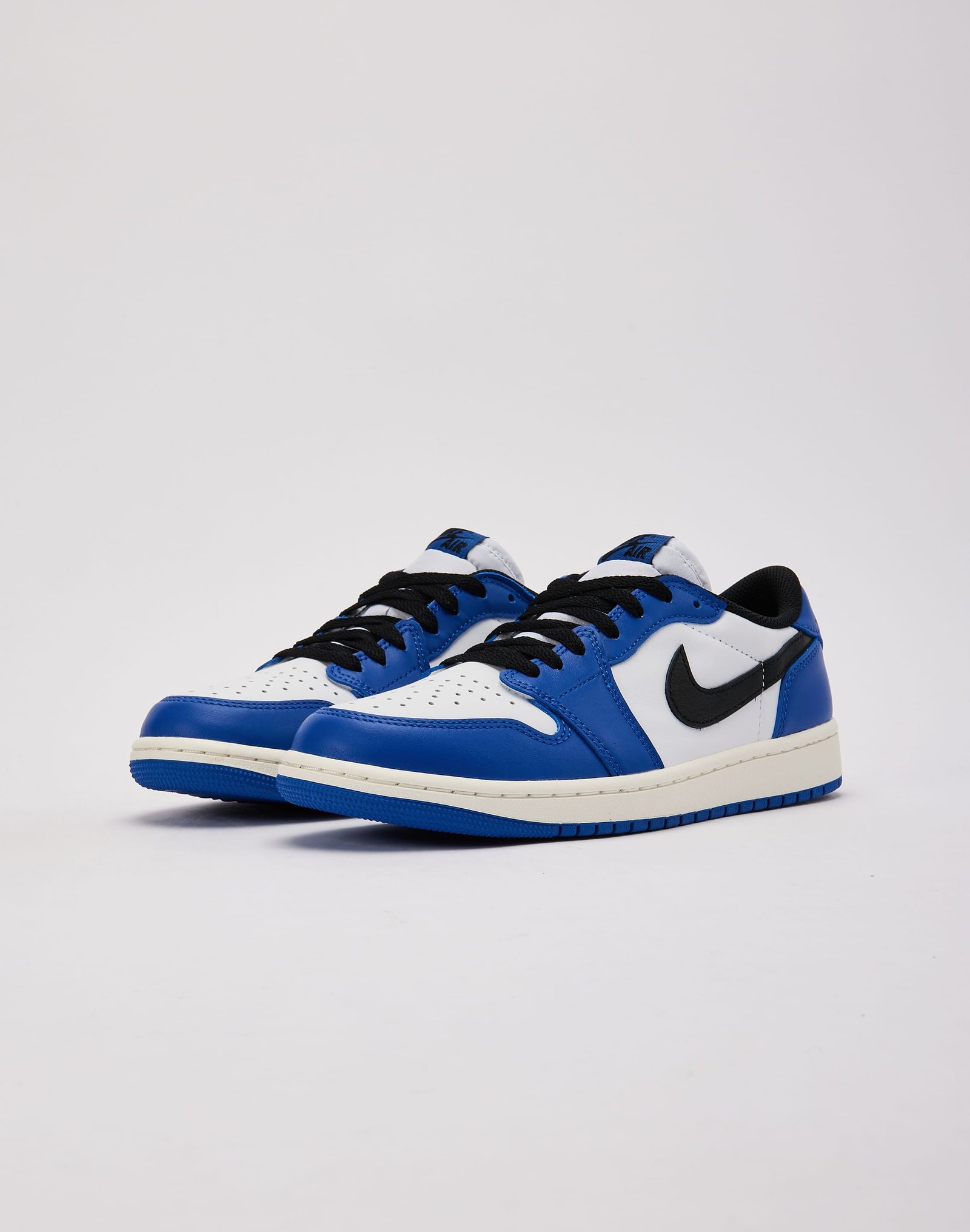 Cận cảnh chi tiết mũi giày và dây buộc của Jordan 1 Low blue
