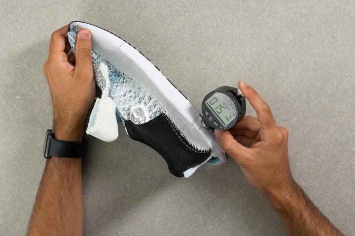 Cận cảnh đế giữa Nike React Infinity Run Flyknit 3 cho thấy độ cứng