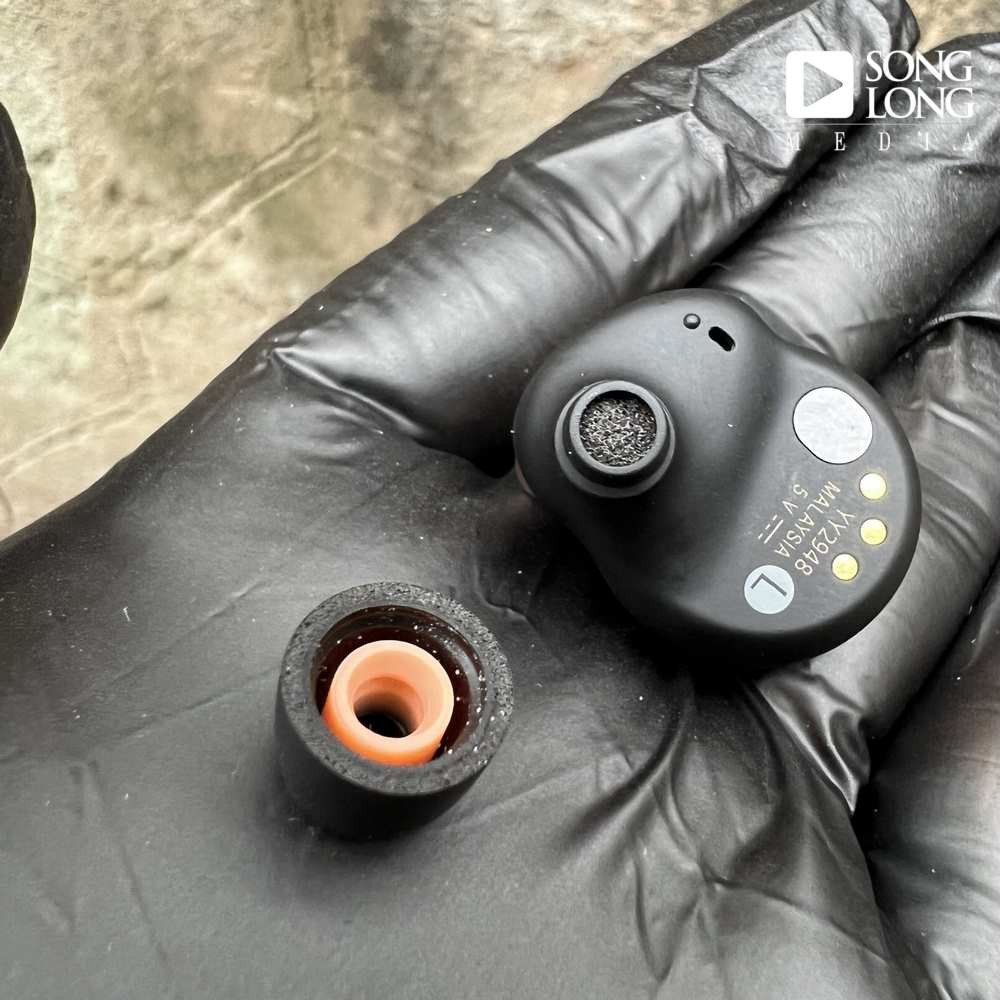 Cận cảnh driver Neodymium 6mm của tai nghe Sony WF-1000XM4 cũ, cho chất lượng âm thanh vượt trội.