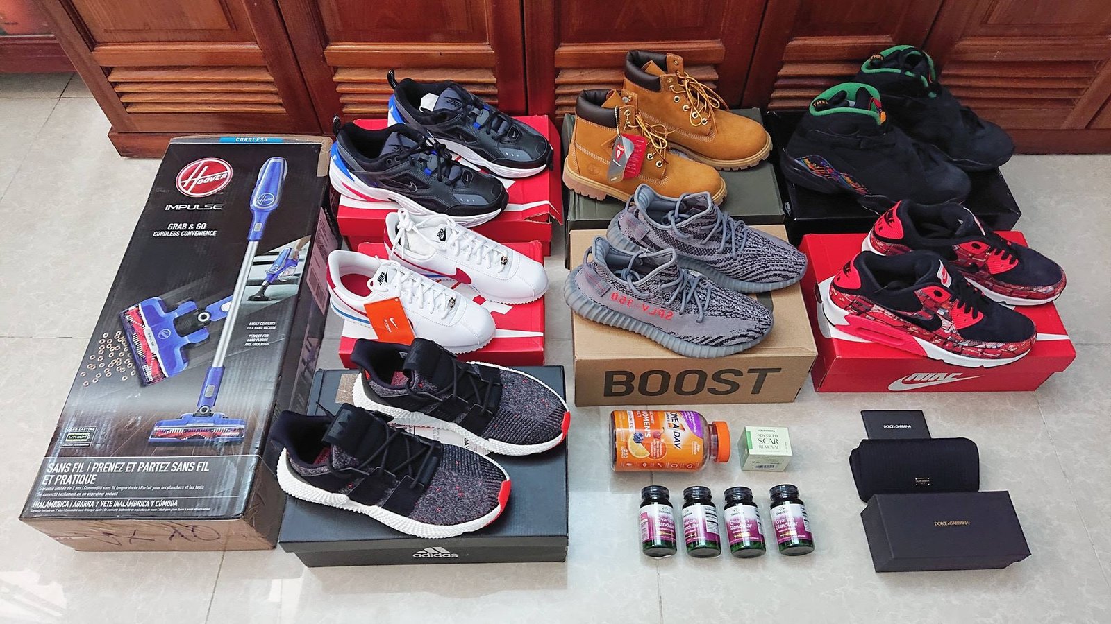Cận cảnh một đôi giày sneaker cao cấp, tượng trưng cho chất lượng tại các shop giày chính hãng TPHCM