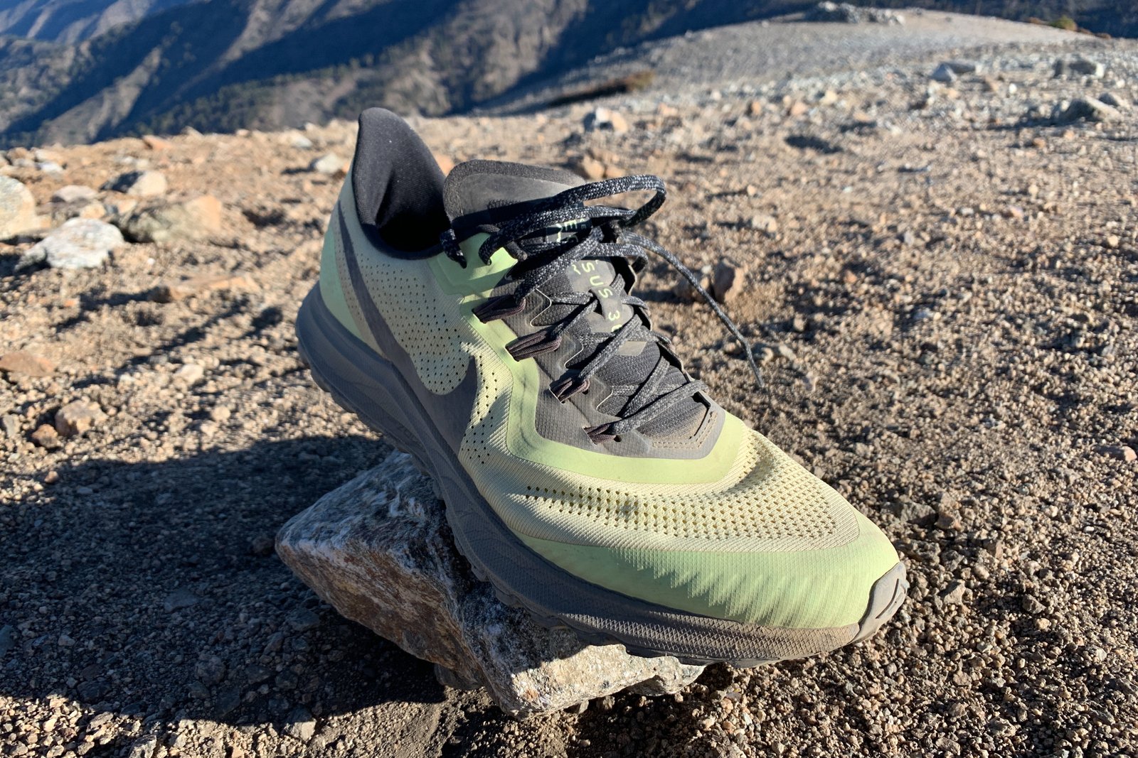 Cận cảnh phần gót giày Nike Air Zoom Pegasus 36 Trail với thiết kế ôm sát và vững chắc