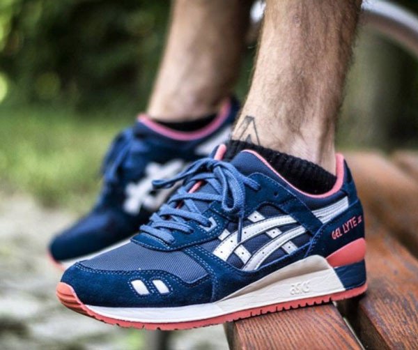 Cận cảnh thiết kế sọc đặc trưng của giày thể thao Asics, biểu tượng của hãng giày Nhật Bản